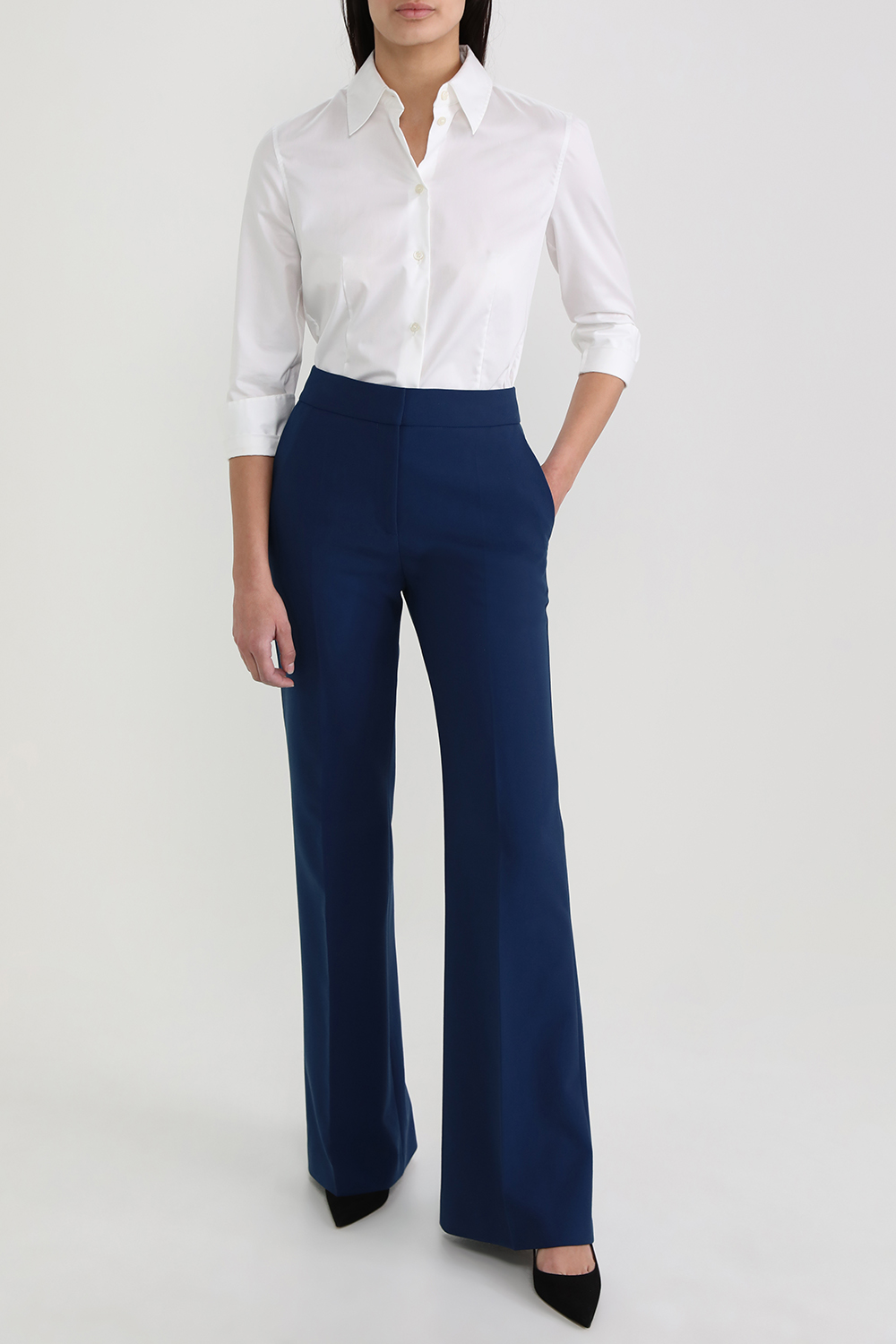 מכנסיים מחויטים בגזרה גבוהה